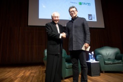 Esteemed architects Li Xiaodong shaking hands with Moriyama, founder of the Moriyama RAIC International Prize. (Image Courtesy: Alexandra Petruck/RAIC)