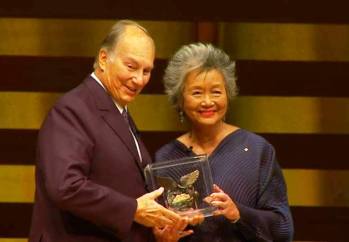 Adrienne Clarkson Prize for Global Citizenship medal presented to His Highness Prince Karim Aga Khan. (image via Khaama Press)