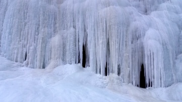 frozen waterfall in khunjerab valley 3
