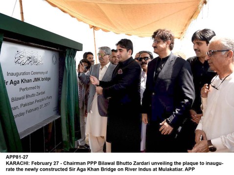 APP81-27 KARACHI: February 27 - Chairman PPP Bilawal Bhutto Zardari unveiling the plaque to inaugurate the newly constructed Sir Aga Khan Bridge on River Indus at Mulakatiar. APP