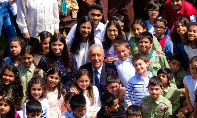 President Marcelo surrounded by Ismaili youth in the Garden of Fruits at the Ismaili Centre, Lisbon. (Image credit: Luis Filipe Catarino / Ismaili Council for Portugal via The Ismaili)