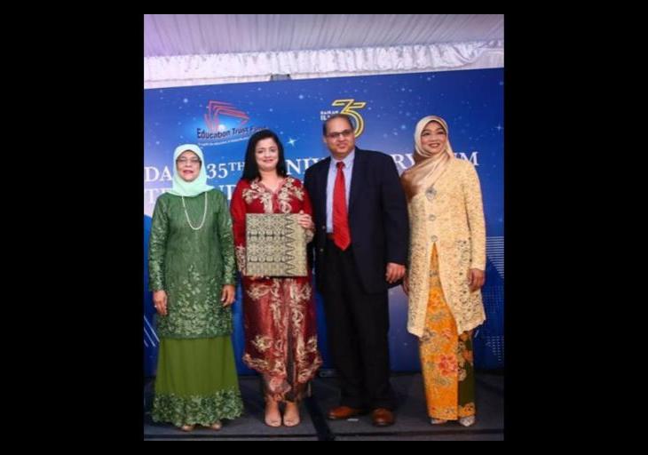 Dr Reshma and Professor Aziz Merchant Receives 'Partner of Mendaki' Award from President Halimah Yacob of Singapore