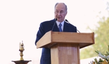 His Highness the Aga Khan addresses the audience gathered for the inauguration of the Sunder Nursery, part of the Nizamuddin Urban Renewal Initiative. AKDN/ Shamsh Maredia